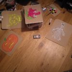 fertig gemalte Bilder bei Licht
