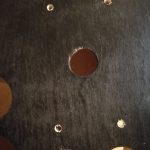 die Löcher zur Montage des Sticks mit der verwendeten Schraube