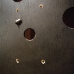 die Löcher zur Montage des Sticks mit der verwendeten Schraube