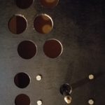 die leicht angezogenen Schrauben stehen heraus