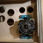 der Stick wird mit Mutternschrauben und Beilagscheiben fixiert