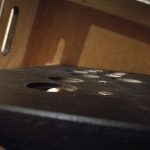 hinten leicht angezogene, vorne versenkte Schraube