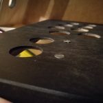 hinten leicht angezogene, vorne versenkte Schraube